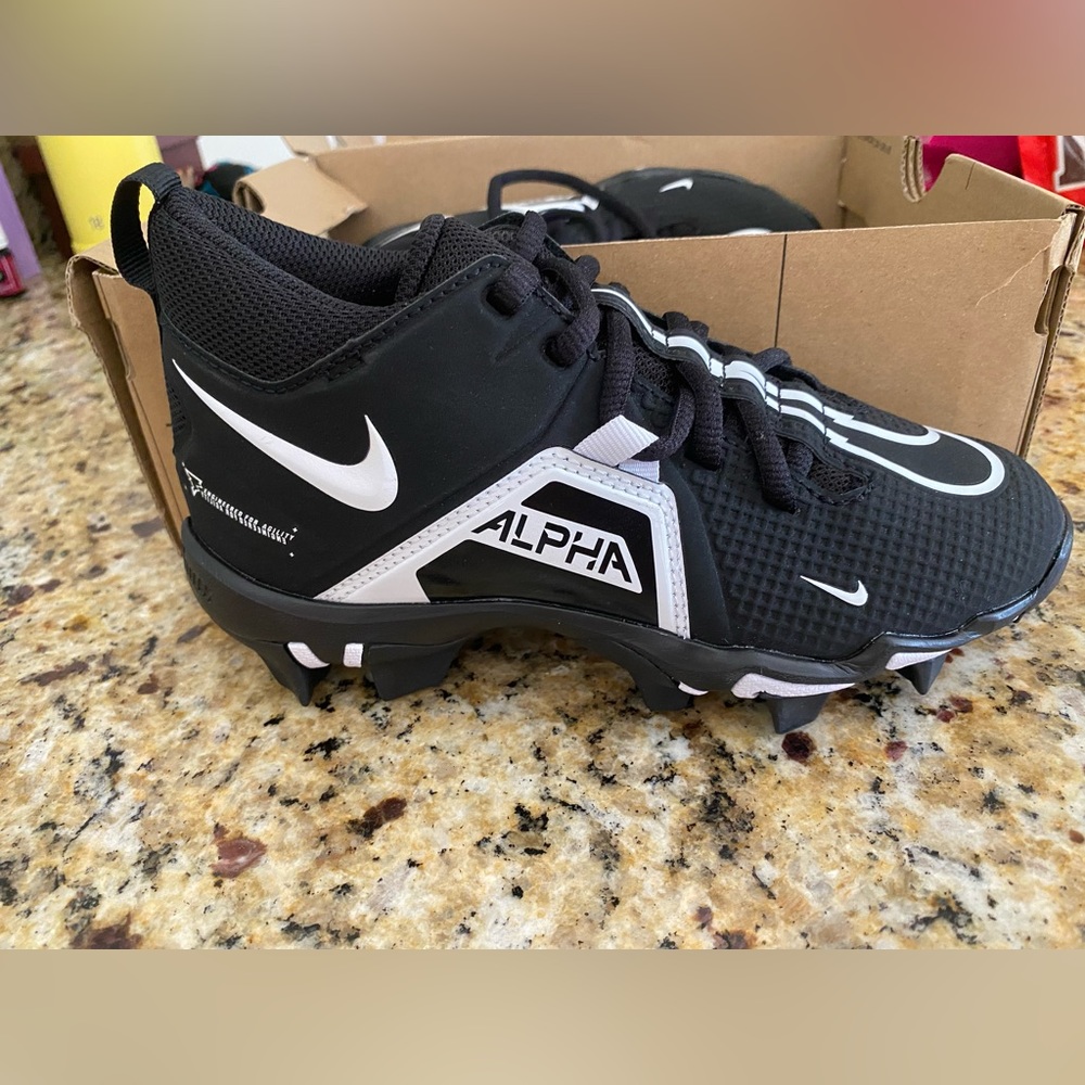 Alpha Menace 3 Shark 1.5Y shoe Nike